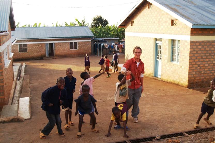 Freiwillige spielen Fußball mit den Kindern