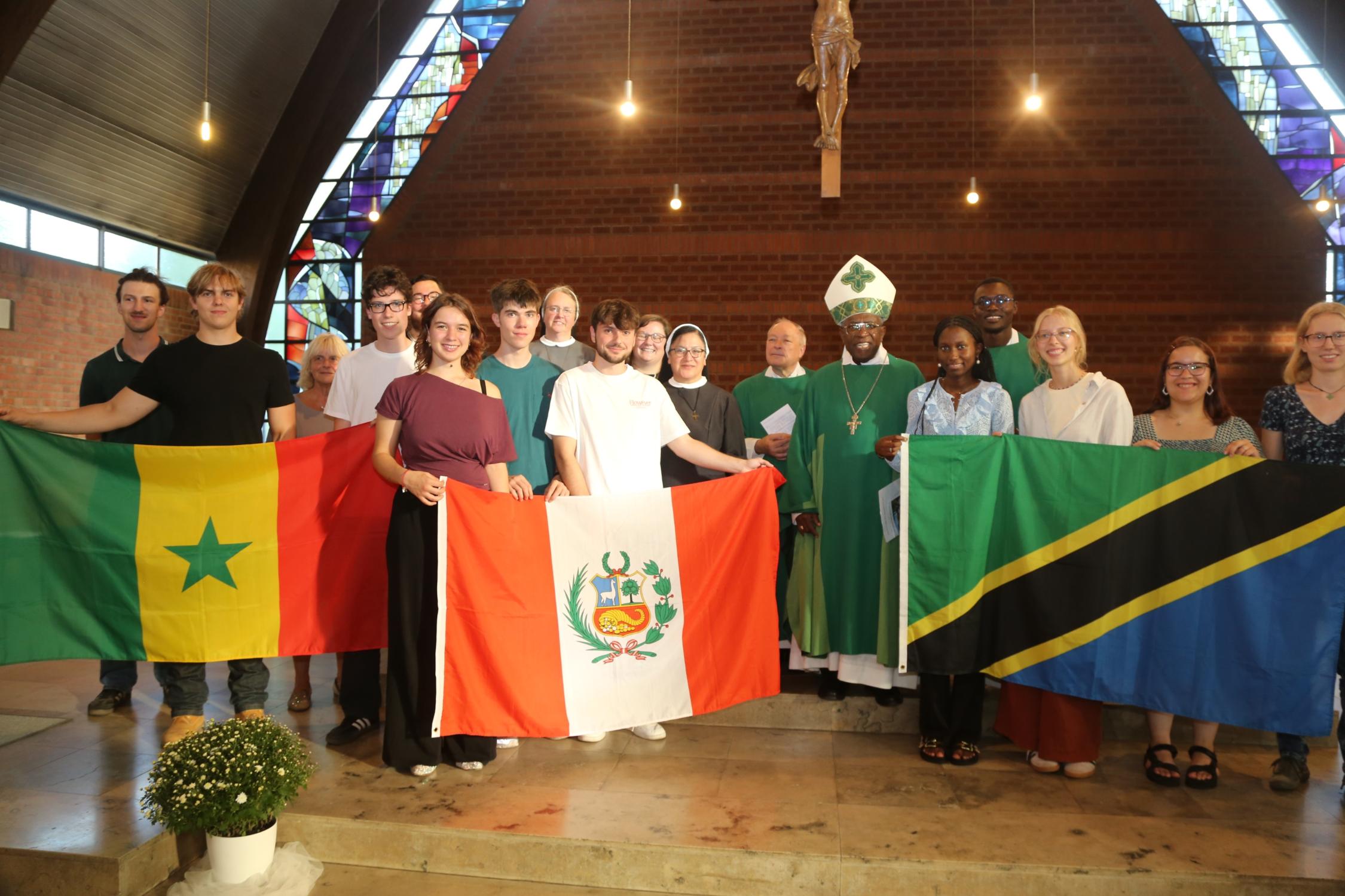 Generalvikar Georg Kestel verabschiedete in einem Entsendegottesdienst in Bamberg, St. Josef die Weltfreiwilligen in den Senegal, nach Tansania, Peru und Indien.