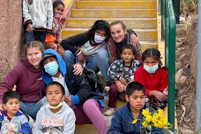 Freiwillige mit den Kindern aus dem Kinderheim